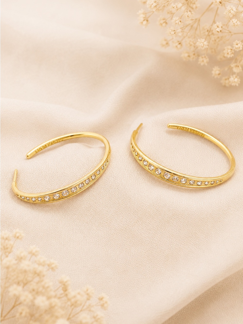 Kendra Scott Selena Hoop Earrings In Gold. - Picture 3 of 6